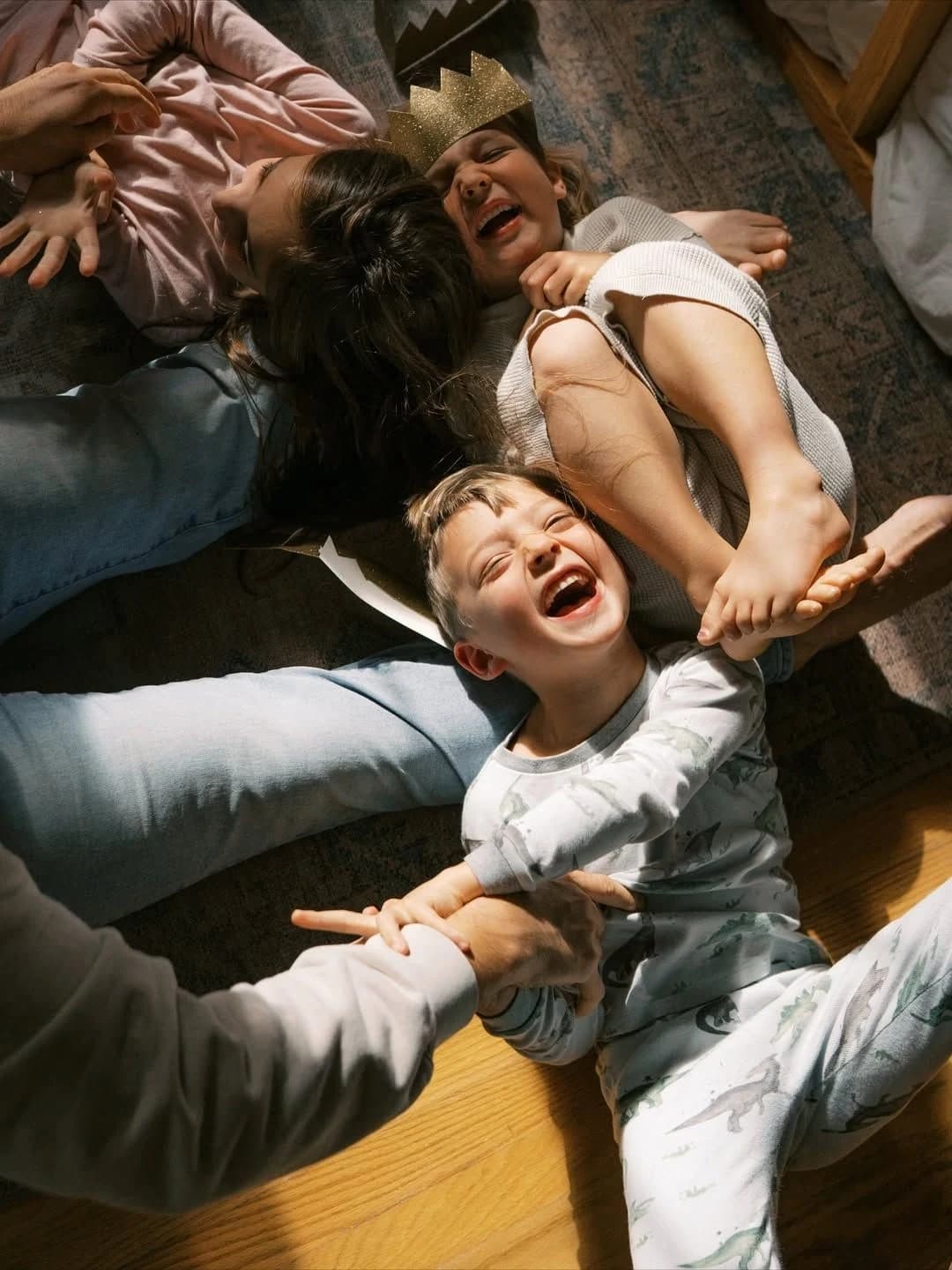 Niños jugando en casa.
